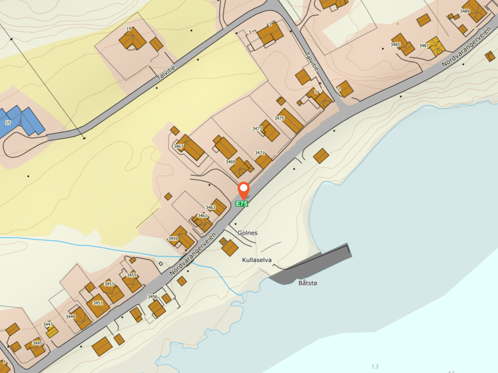Et kartutsnitt over Golnes, Vadsø kommune. Her kan man se et orange punkt som viser det nye stoppestedet, 40 m. vest for opprinnelig stoppested for skolebuss. - Klikk for stort bilde